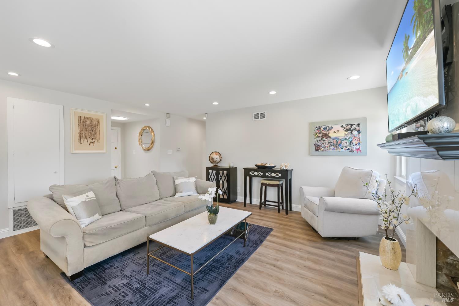 Detail Gallery Image 6 of 29 For 38 San Ramon Way, Novato,  CA 94945 - 3 Beds | 2 Baths