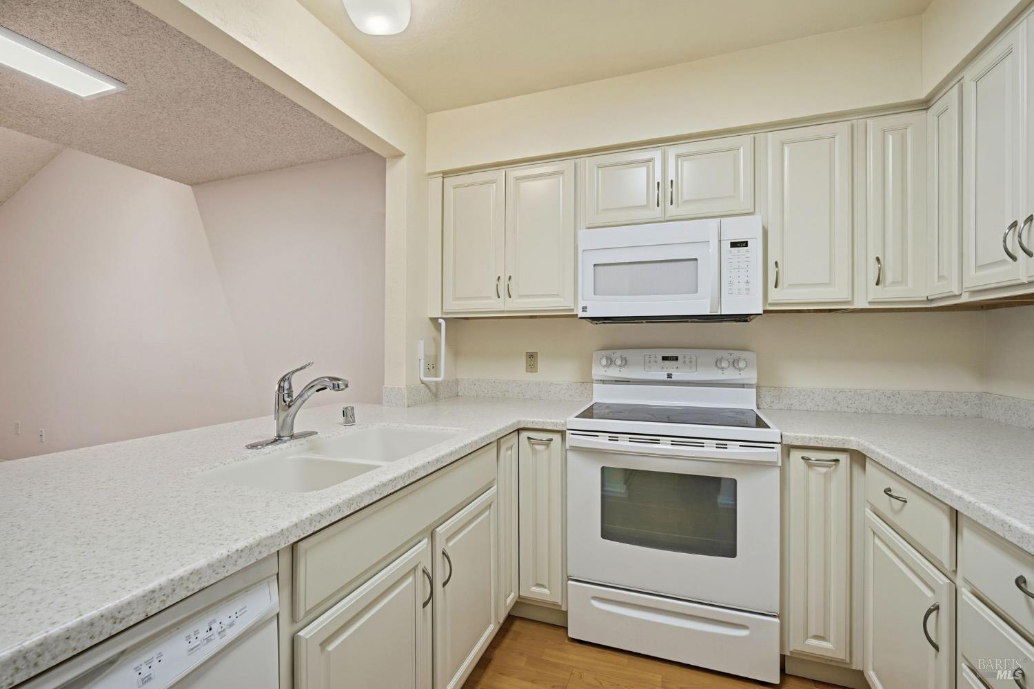 Detail Gallery Image 8 of 45 For 16 Redwood Ct, Santa Rosa,  CA 95409 - 3 Beds | 2 Baths