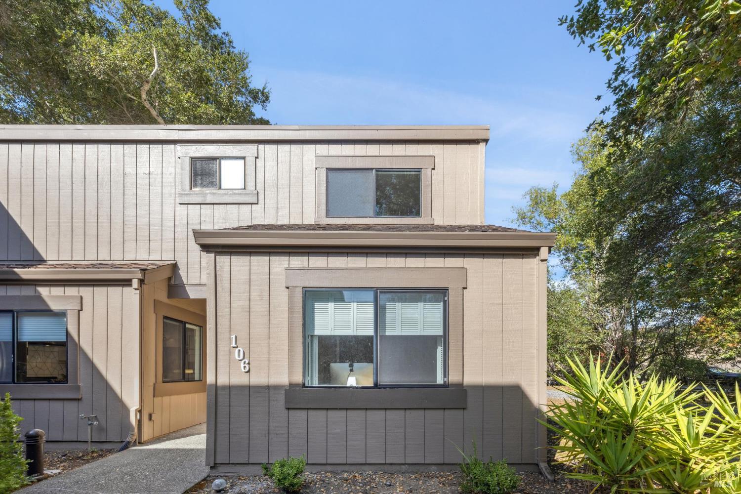 Detail Gallery Image 2 of 33 For 106 Indian Way, Novato,  CA 94949 - 3 Beds | 2 Baths