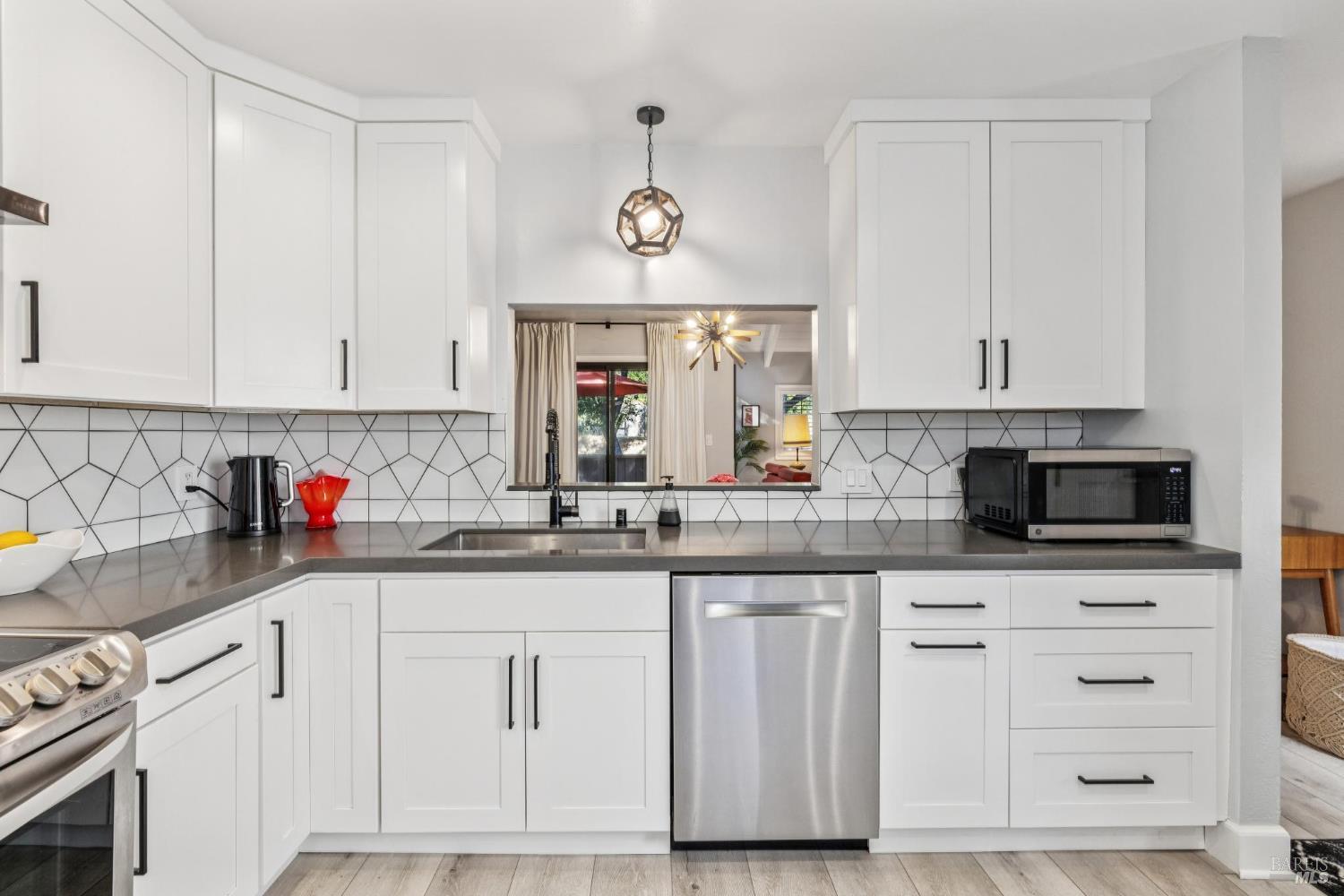 Detail Gallery Image 10 of 33 For 106 Indian Way, Novato,  CA 94949 - 3 Beds | 2 Baths