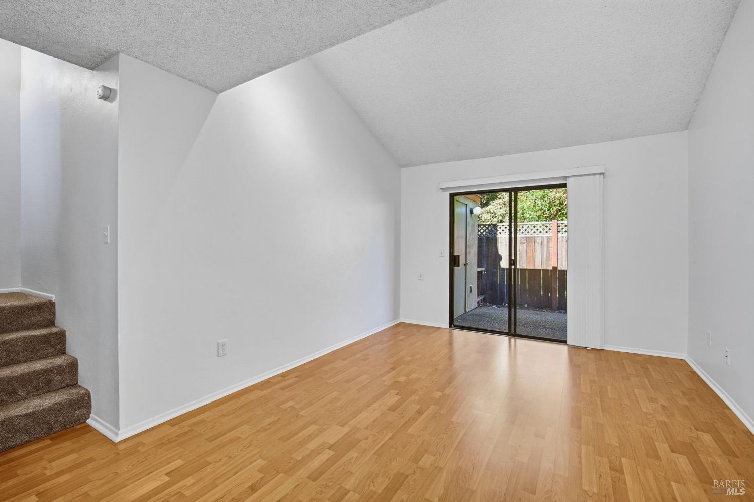 Detail Gallery Image 4 of 45 For 16 Redwood Ct, Santa Rosa,  CA 95409 - 3 Beds | 2 Baths