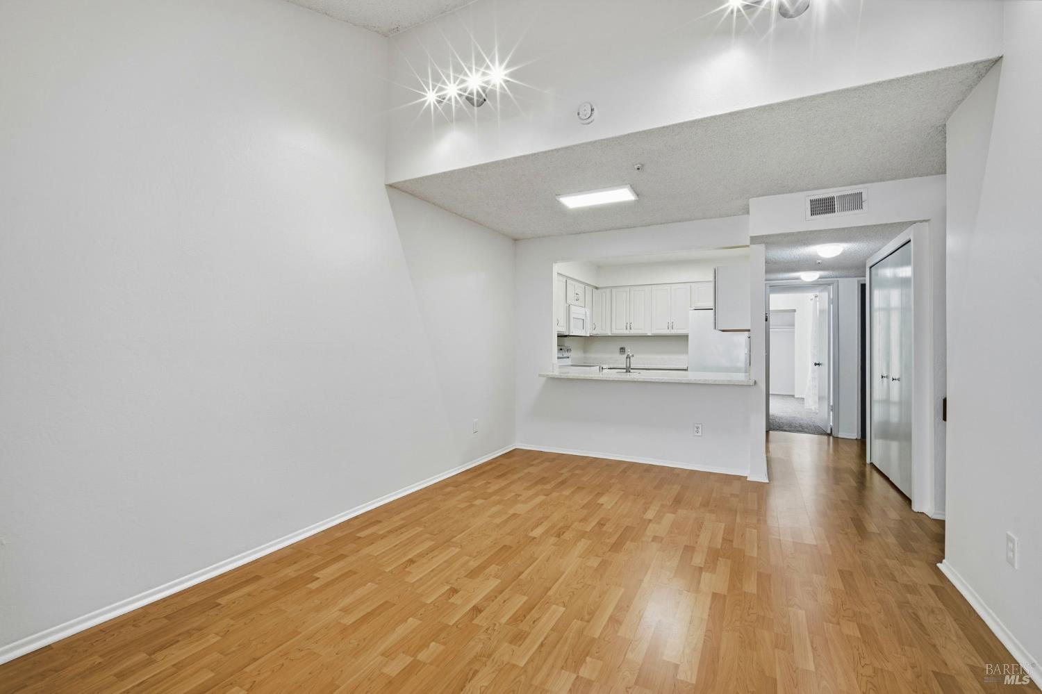 Detail Gallery Image 5 of 45 For 16 Redwood Ct, Santa Rosa,  CA 95409 - 3 Beds | 2 Baths