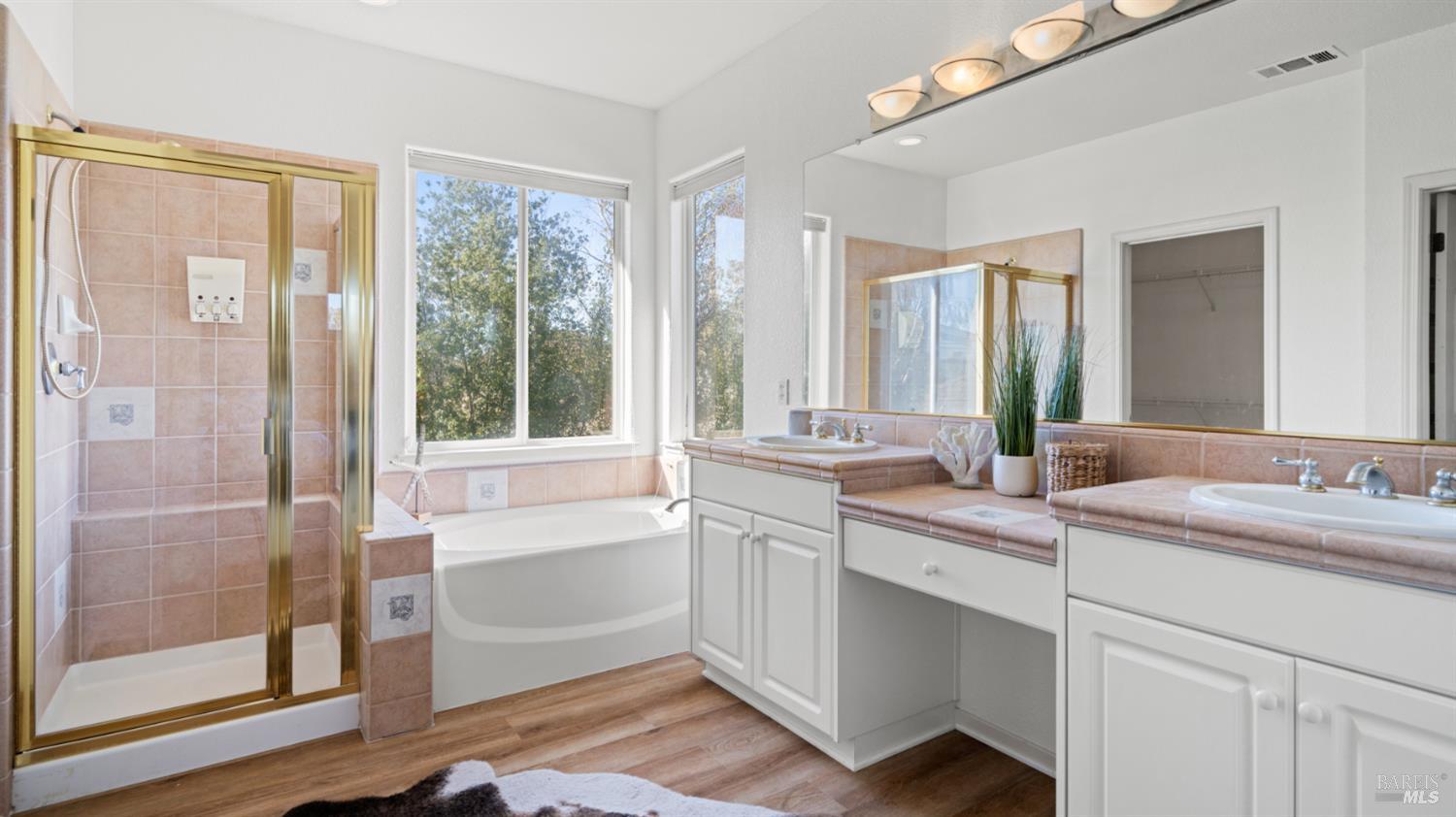 Detail Gallery Image 15 of 19 For 1971 Lansdowne Way, Petaluma,  CA 94954 - 4 Beds | 3 Baths