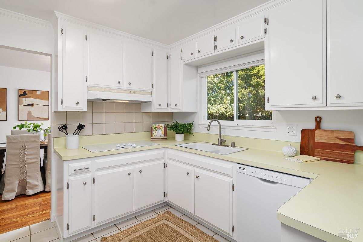 Detail Gallery Image 14 of 47 For 15 Betty Ln, Novato,  CA 94947 - 4 Beds | 2 Baths