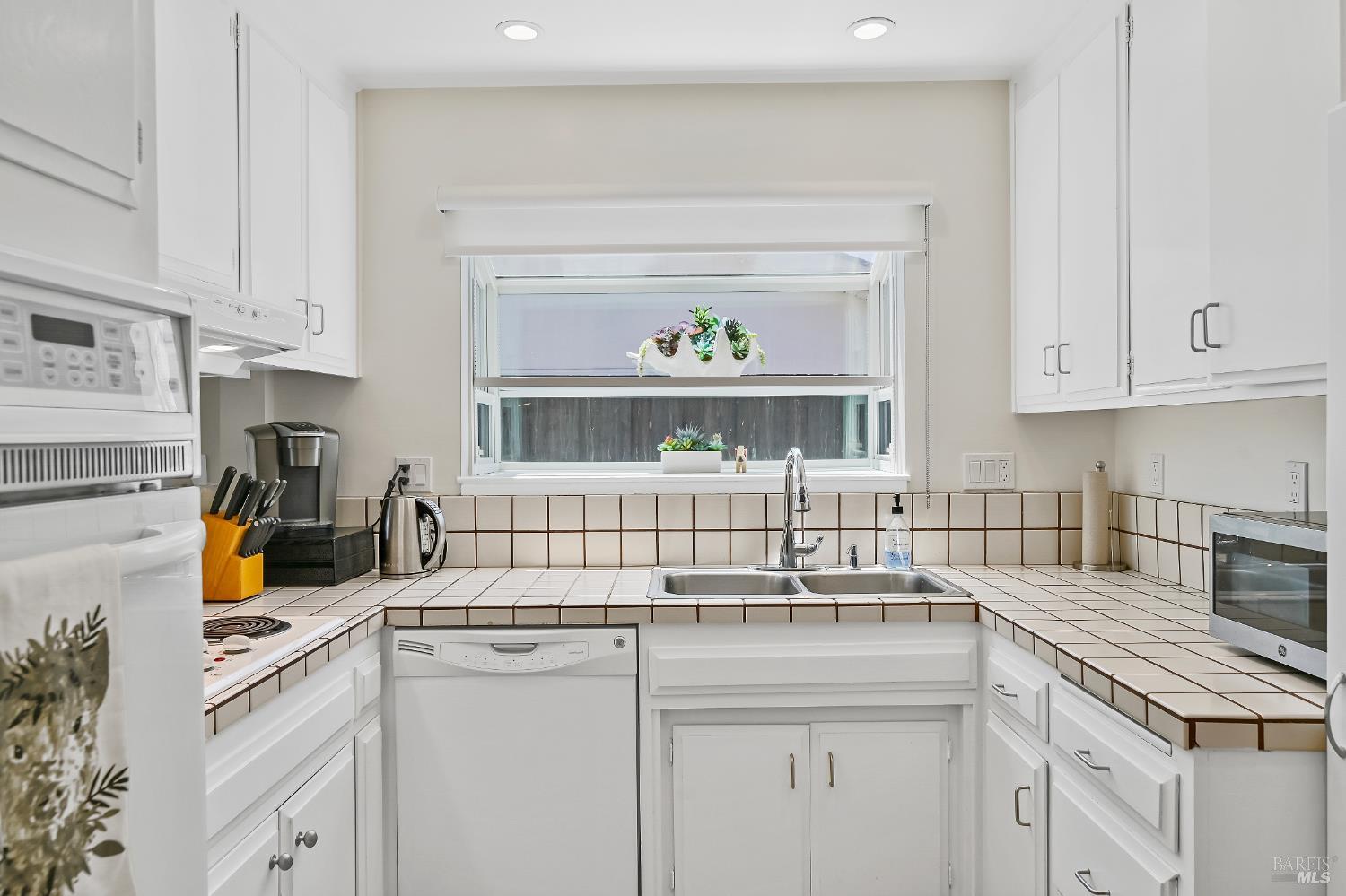 Detail Gallery Image 15 of 29 For 38 San Ramon Way, Novato,  CA 94945 - 3 Beds | 2 Baths