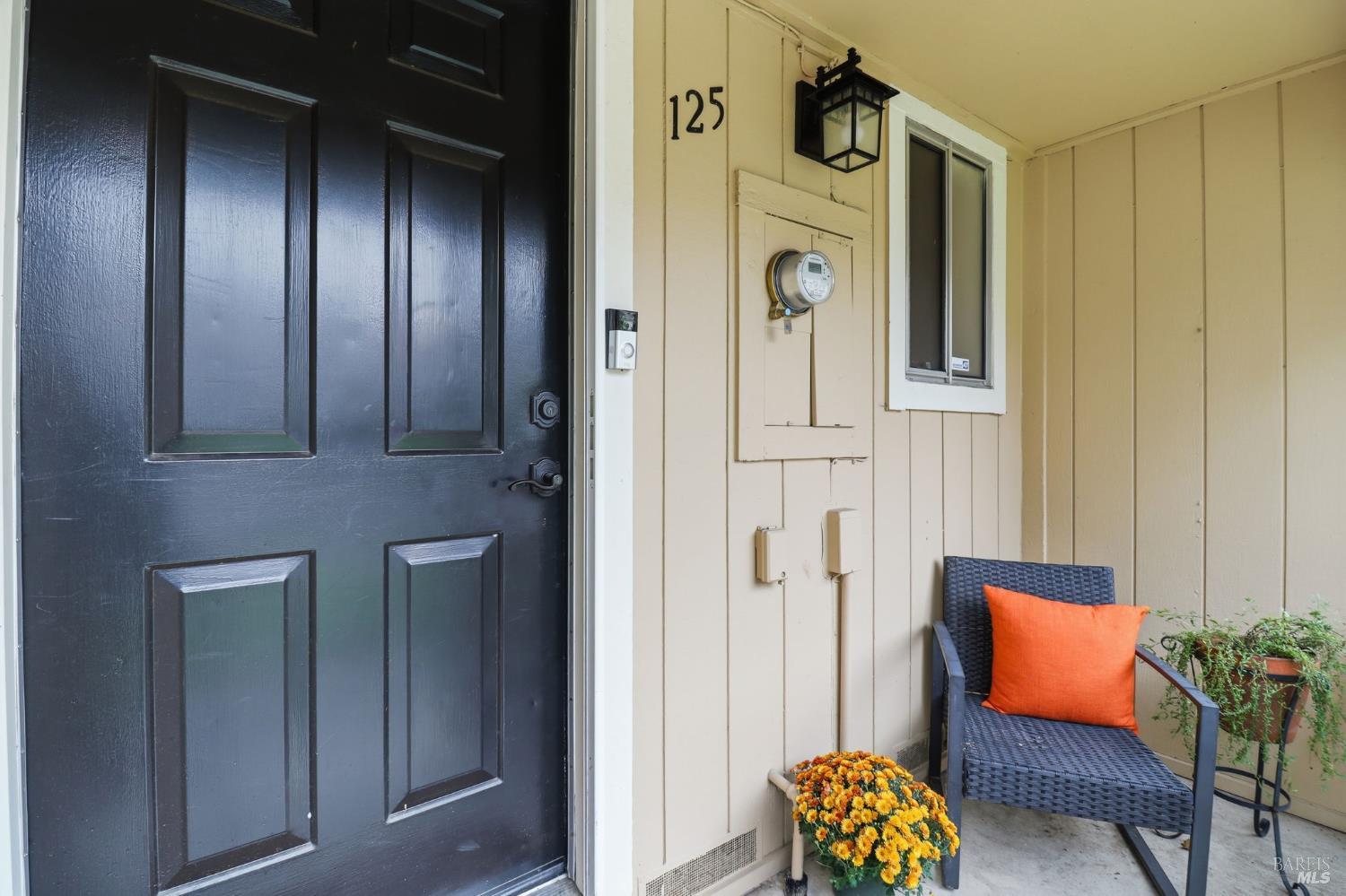 Detail Gallery Image 3 of 27 For 125 Acorn Dr, Petaluma,  CA 94952 - 2 Beds | 1/1 Baths