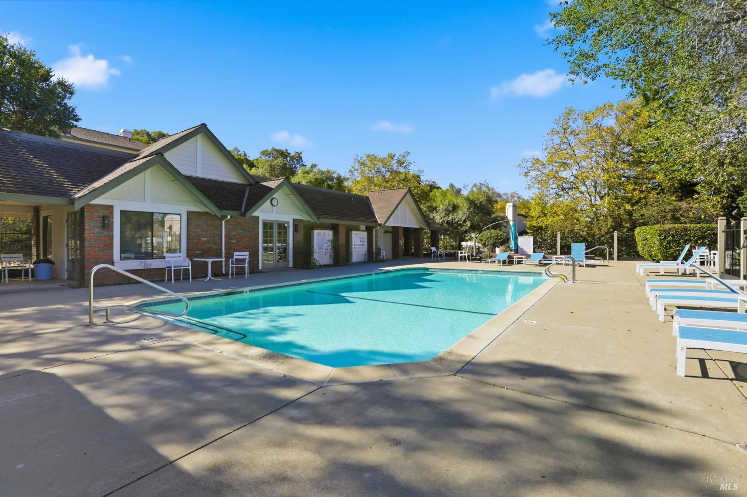 Detail Gallery Image 24 of 26 For 35 Village Cir, San Rafael,  CA 94903 - 1 Beds | 1 Baths