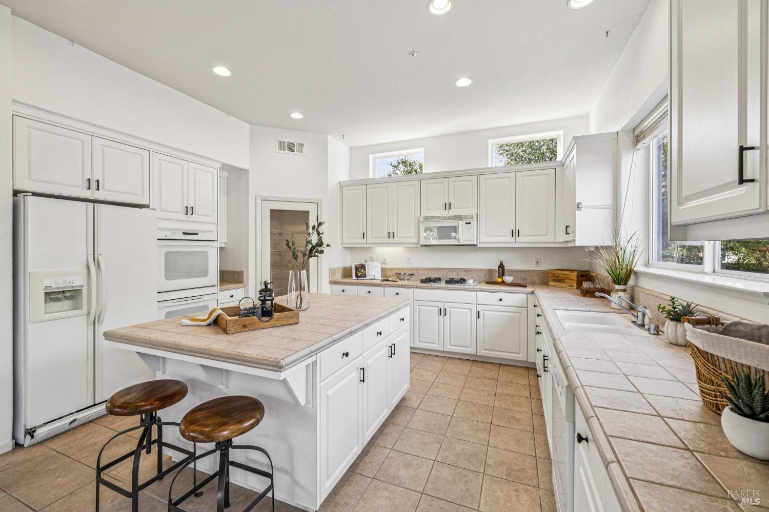 Detail Gallery Image 3 of 19 For 1971 Lansdowne Way, Petaluma,  CA 94954 - 4 Beds | 3 Baths