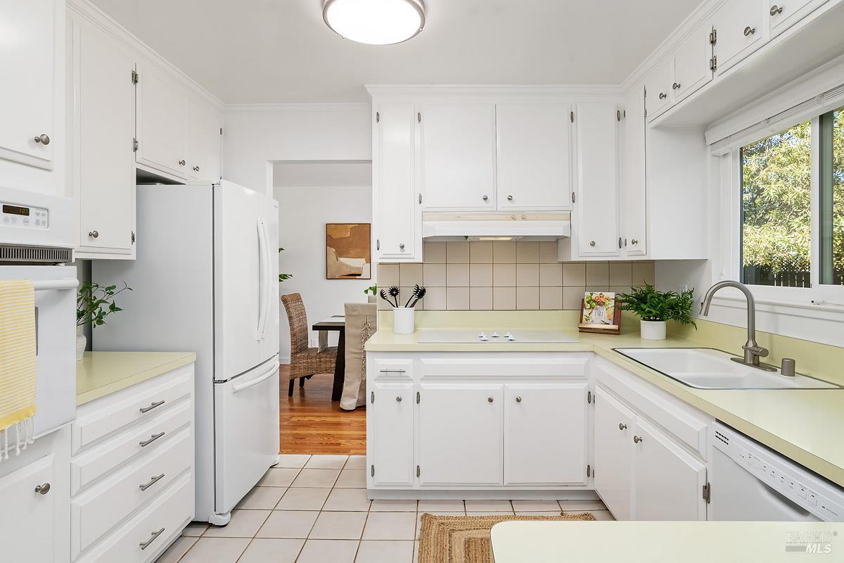 Detail Gallery Image 12 of 47 For 15 Betty Ln, Novato,  CA 94947 - 4 Beds | 2 Baths