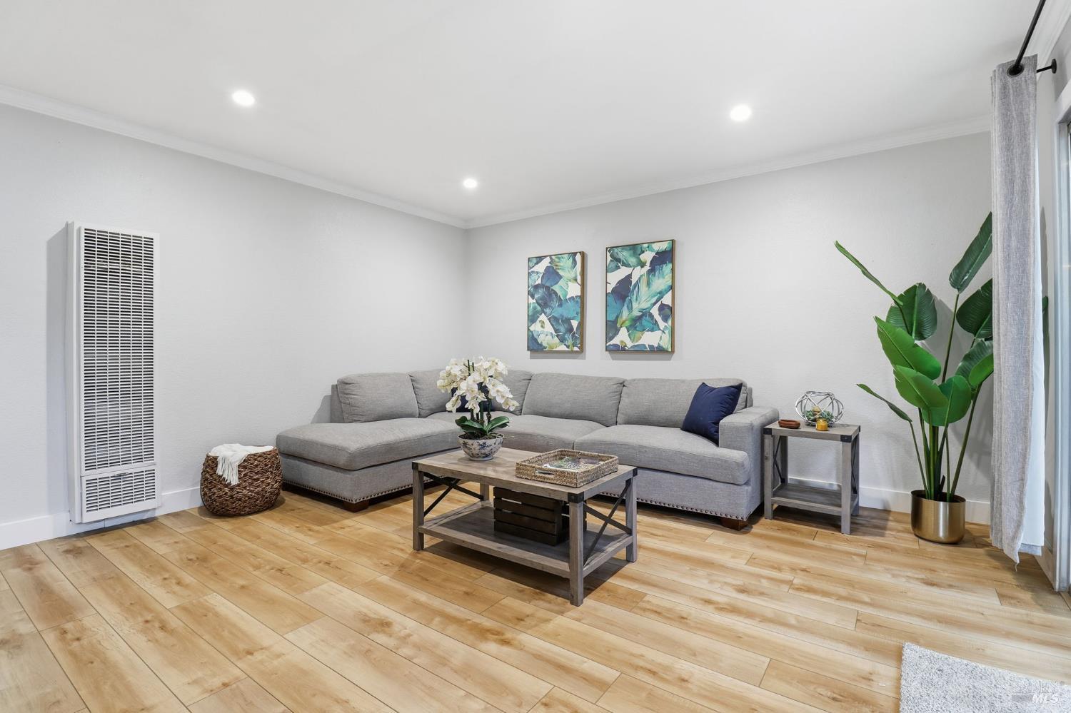 Detail Gallery Image 4 of 27 For 125 Acorn Dr, Petaluma,  CA 94952 - 2 Beds | 1/1 Baths