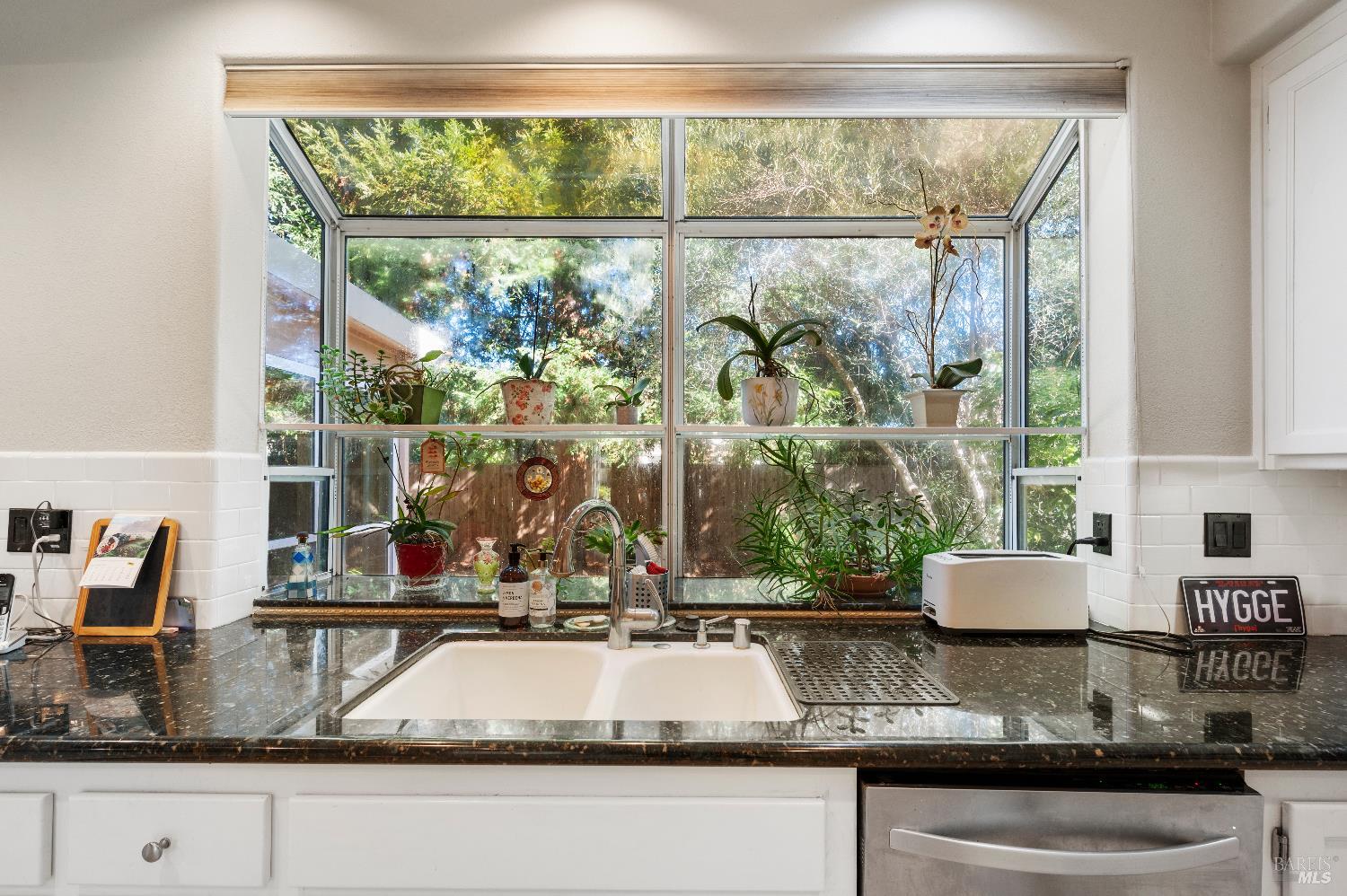 Detail Gallery Image 10 of 26 For 9 Emperor Ct, Napa,  CA 94558 - 4 Beds | 2/1 Baths