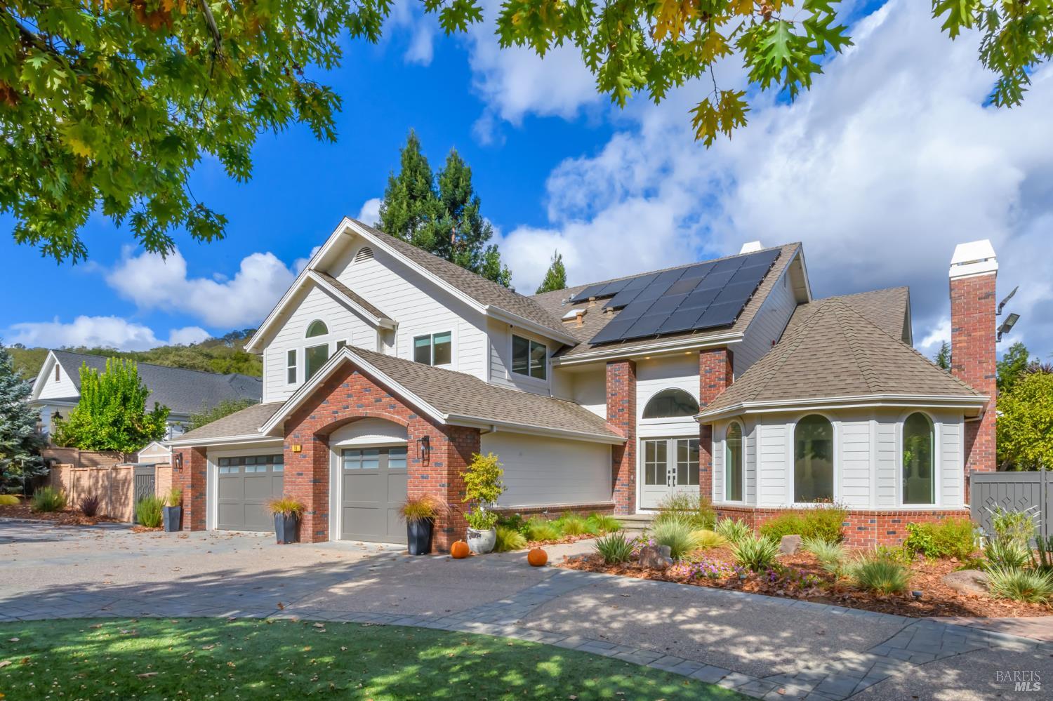 Detail Gallery Image 2 of 74 For 10 Chamberlain Ave, Novato,  CA 94947 - 5 Beds | 3/1 Baths