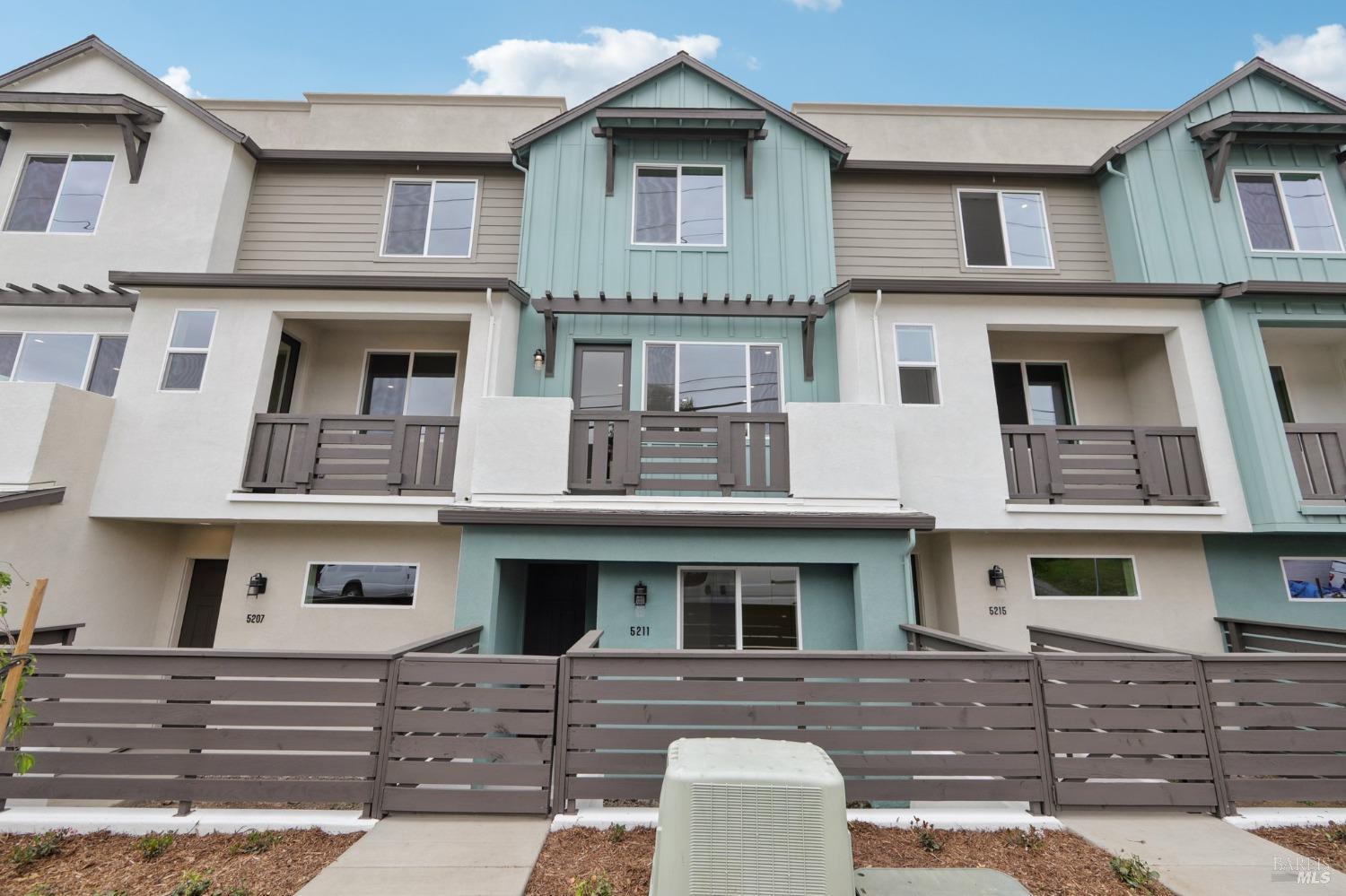 Detail Gallery Image 2 of 33 For 5199 Dalai Lama Ave, Richmond,  CA 94804 - 4 Beds | 4 Baths