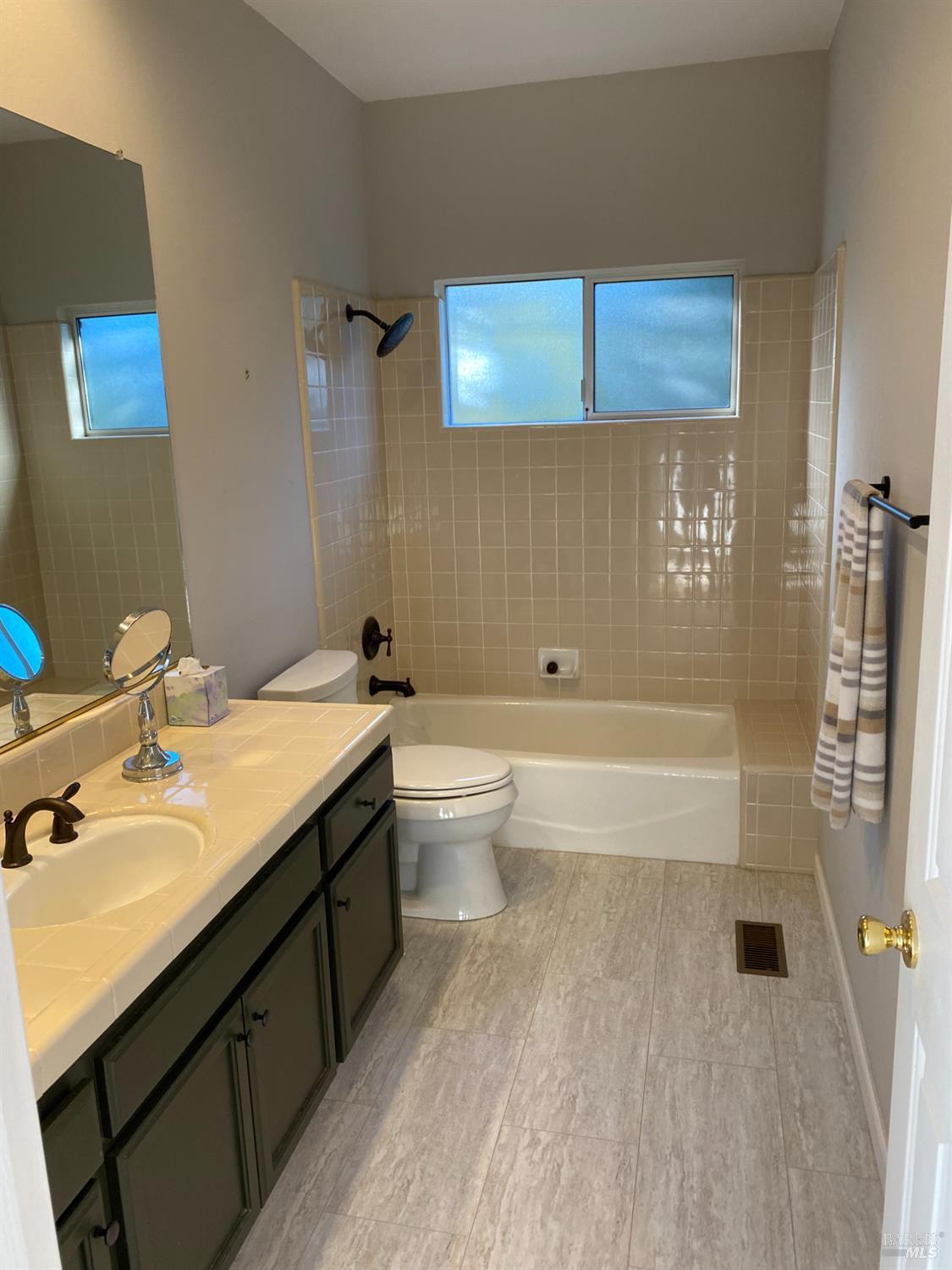 Detail Gallery Image 8 of 15 For 6261 Meadowstone Dr, Santa Rosa,  CA 95409 - 3 Beds | 2 Baths