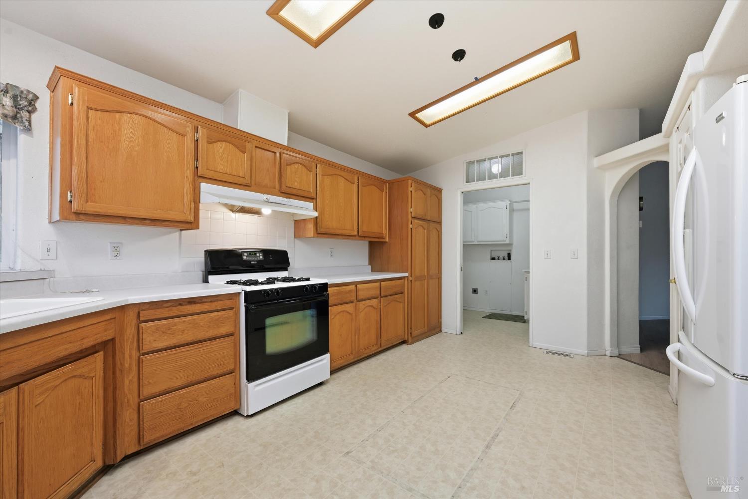 Detail Gallery Image 3 of 21 For 350 Walnut Dr, Lakeport,  CA 95453 - 2 Beds | 2 Baths