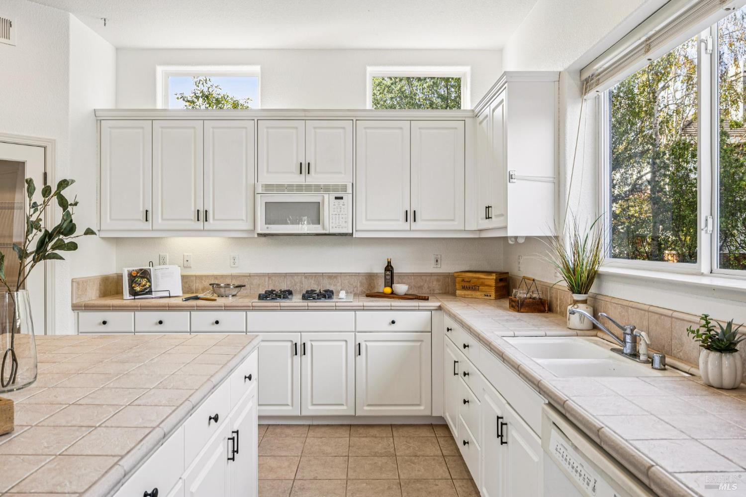 Detail Gallery Image 4 of 19 For 1971 Lansdowne Way, Petaluma,  CA 94954 - 4 Beds | 3 Baths