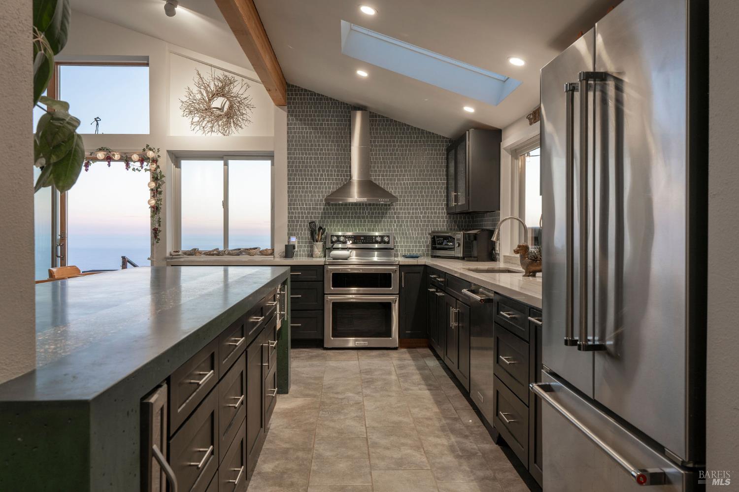 Detail Gallery Image 3 of 49 For 44801 Fish Rock Rd, Gualala,  CA 95445 - 3 Beds | 3 Baths