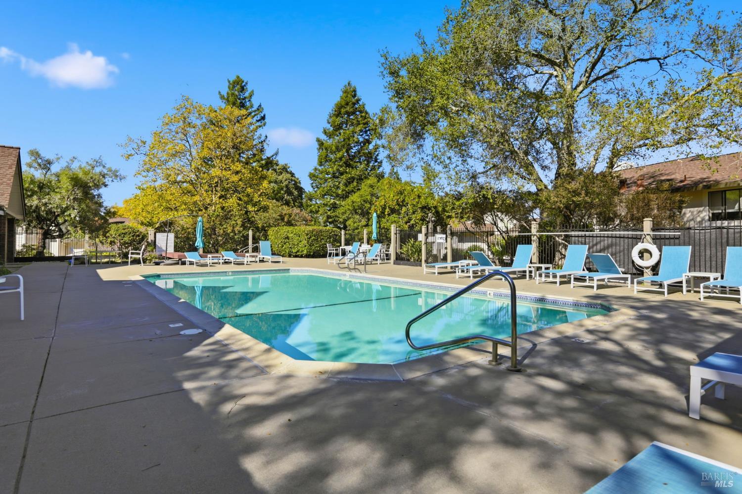 Detail Gallery Image 23 of 26 For 35 Village Cir, San Rafael,  CA 94903 - 1 Beds | 1 Baths