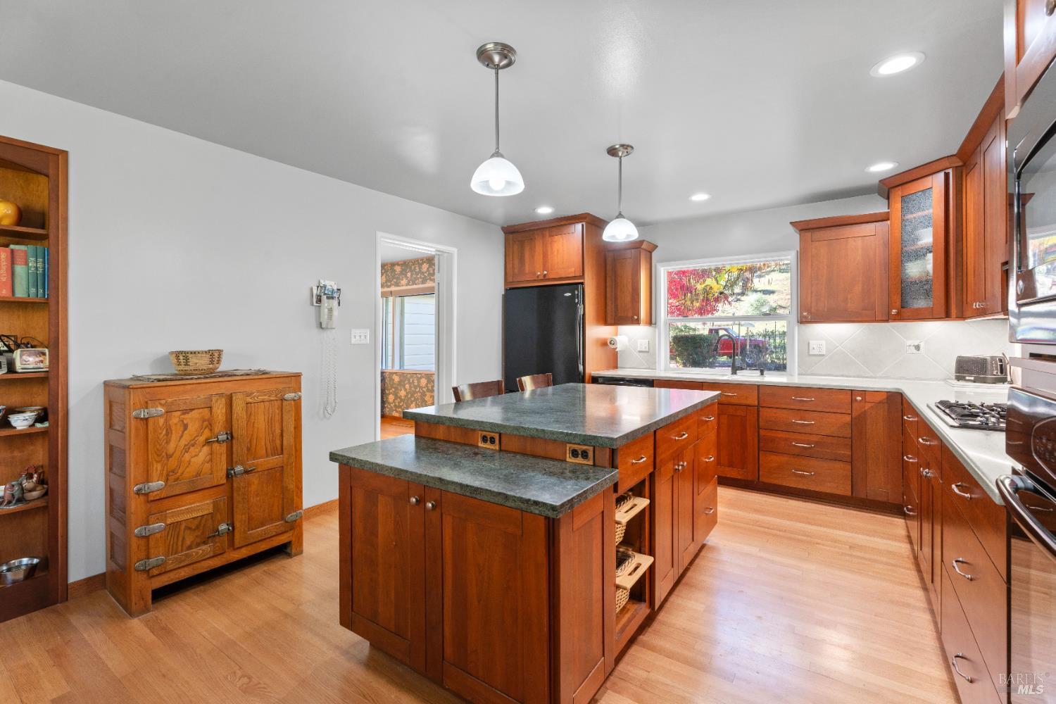 Detail Gallery Image 7 of 40 For 7420 Eastside Potter Valley Rd, Ukiah,  CA 95482 - 3 Beds | 2 Baths