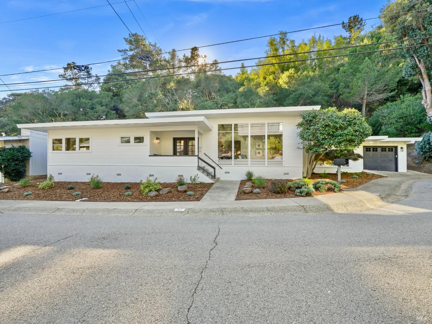 Detail Gallery Image 2 of 29 For 37 Convent Ct, San Rafael,  CA 94901 - 4 Beds | 2/1 Baths