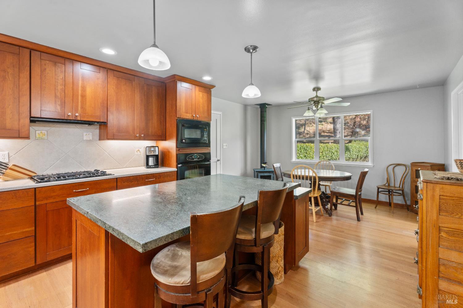 Detail Gallery Image 8 of 40 For 7420 Eastside Potter Valley Rd, Ukiah,  CA 95482 - 3 Beds | 2 Baths