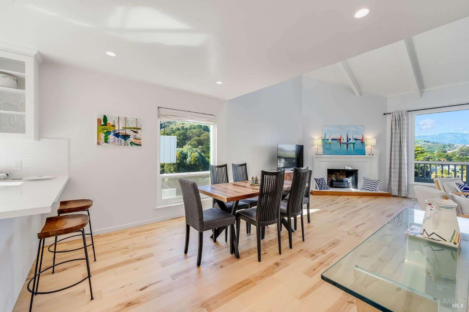 Detail Gallery Image 8 of 34 For 43 Marin Ave, Sausalito,  CA 94965 - 3 Beds | 2/1 Baths