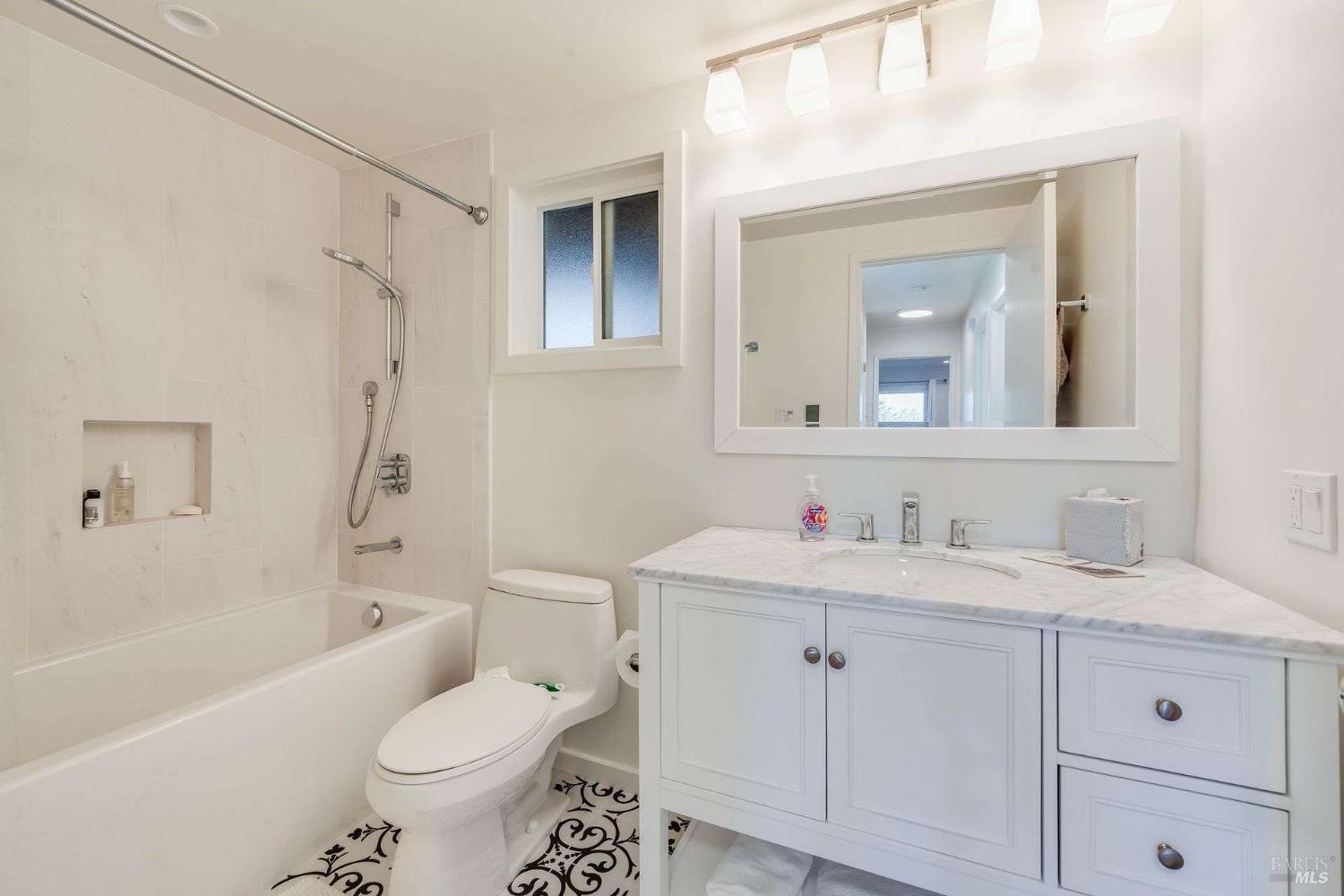 Detail Gallery Image 27 of 34 For 43 Marin Ave, Sausalito,  CA 94965 - 3 Beds | 2/1 Baths