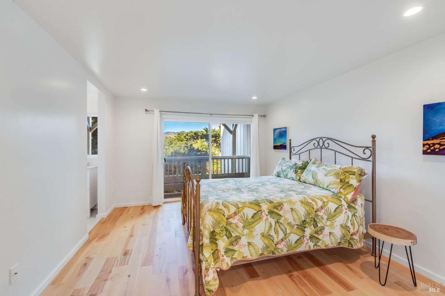 Detail Gallery Image 16 of 34 For 43 Marin Ave, Sausalito,  CA 94965 - 3 Beds | 2/1 Baths