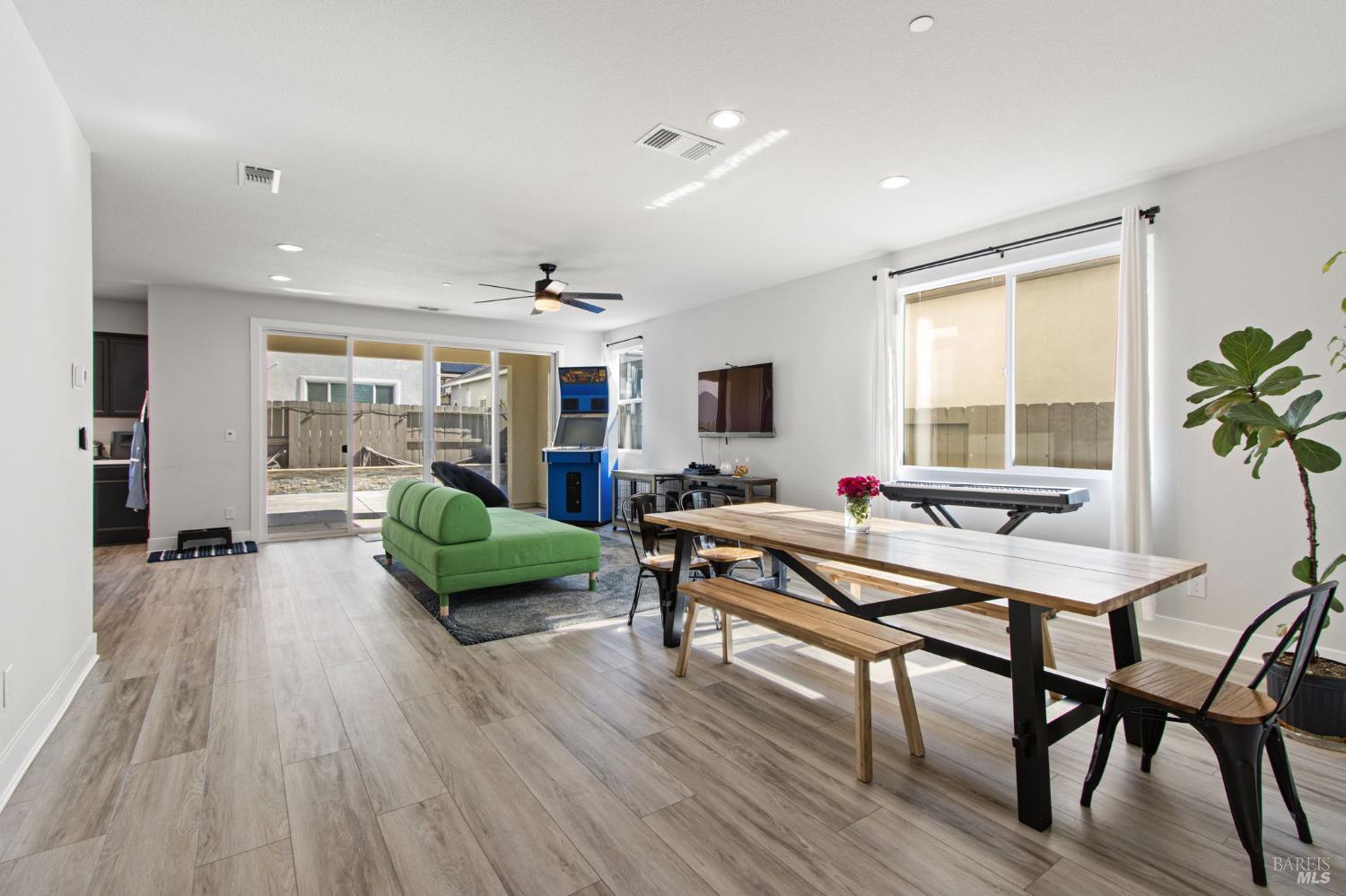 Detail Gallery Image 5 of 27 For 845 Cosmos Dr, Vacaville,  CA 95687 - 4 Beds | 3 Baths