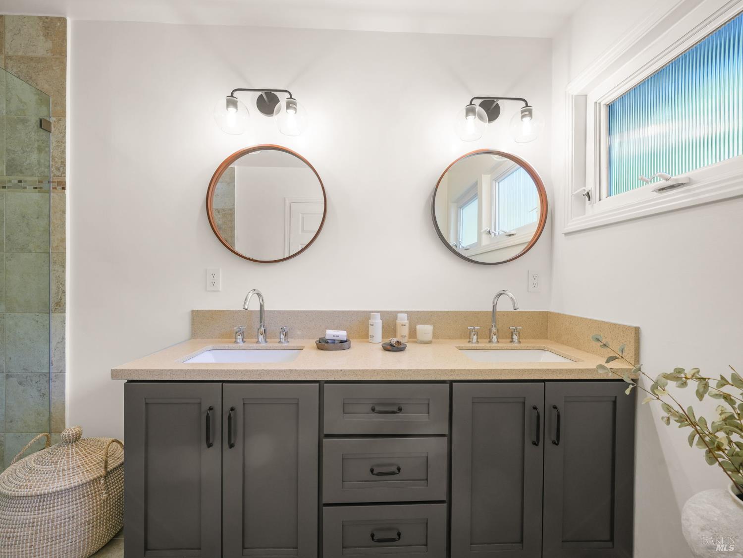 Detail Gallery Image 13 of 29 For 37 Convent Ct, San Rafael,  CA 94901 - 4 Beds | 2/1 Baths