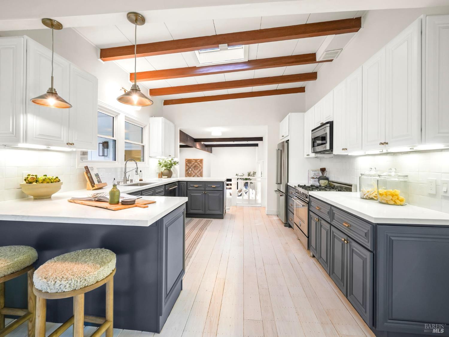 Detail Gallery Image 8 of 29 For 37 Convent Ct, San Rafael,  CA 94901 - 4 Beds | 2/1 Baths