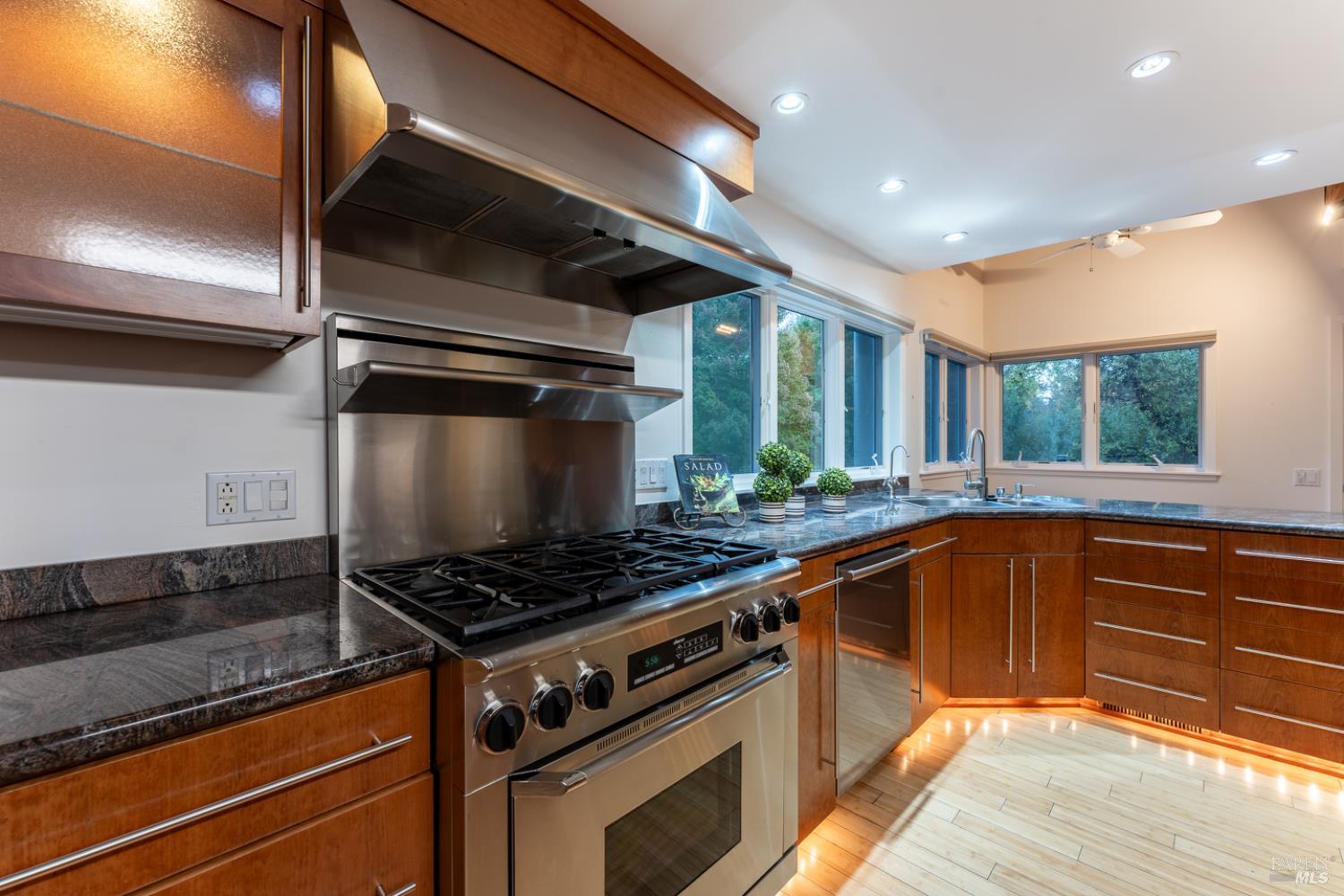 Detail Gallery Image 12 of 89 For 8301 West Side Potter Valley Rd, Potter Valley,  CA 95469 - 2 Beds | 3 Baths