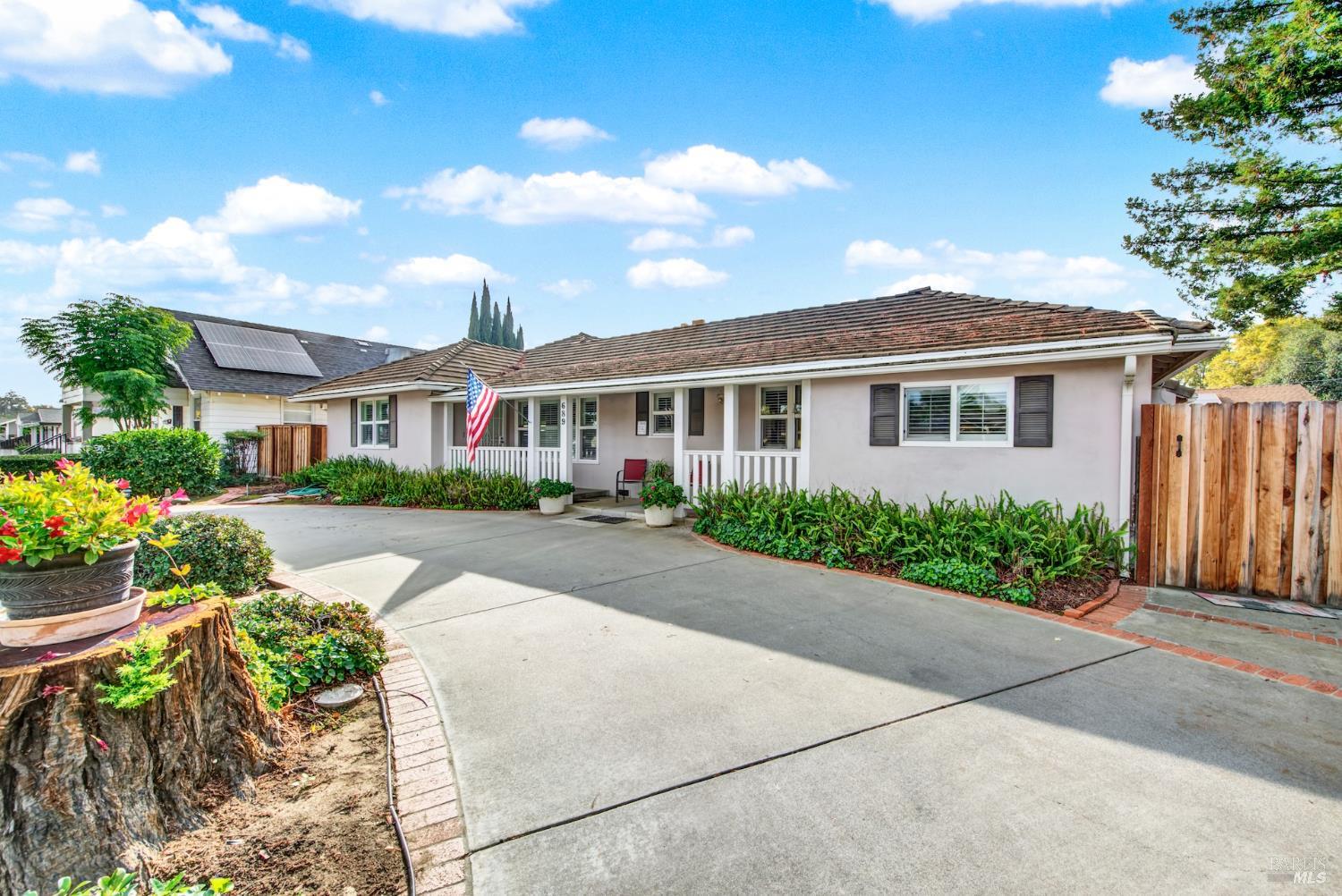 Detail Gallery Image 14 of 79 For 689 W C St, Dixon,  CA 95620 - 3 Beds | 3 Baths