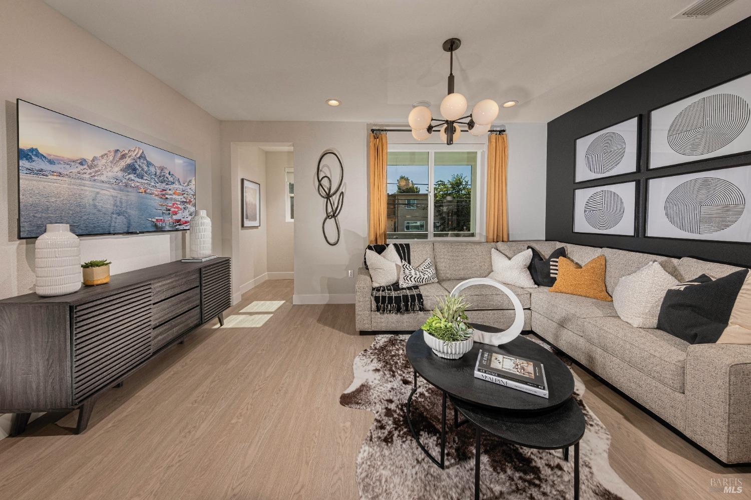 Detail Gallery Image 7 of 14 For 5154 Blossom Cir, Richmond,  CA 94804 - 3 Beds | 3 Baths