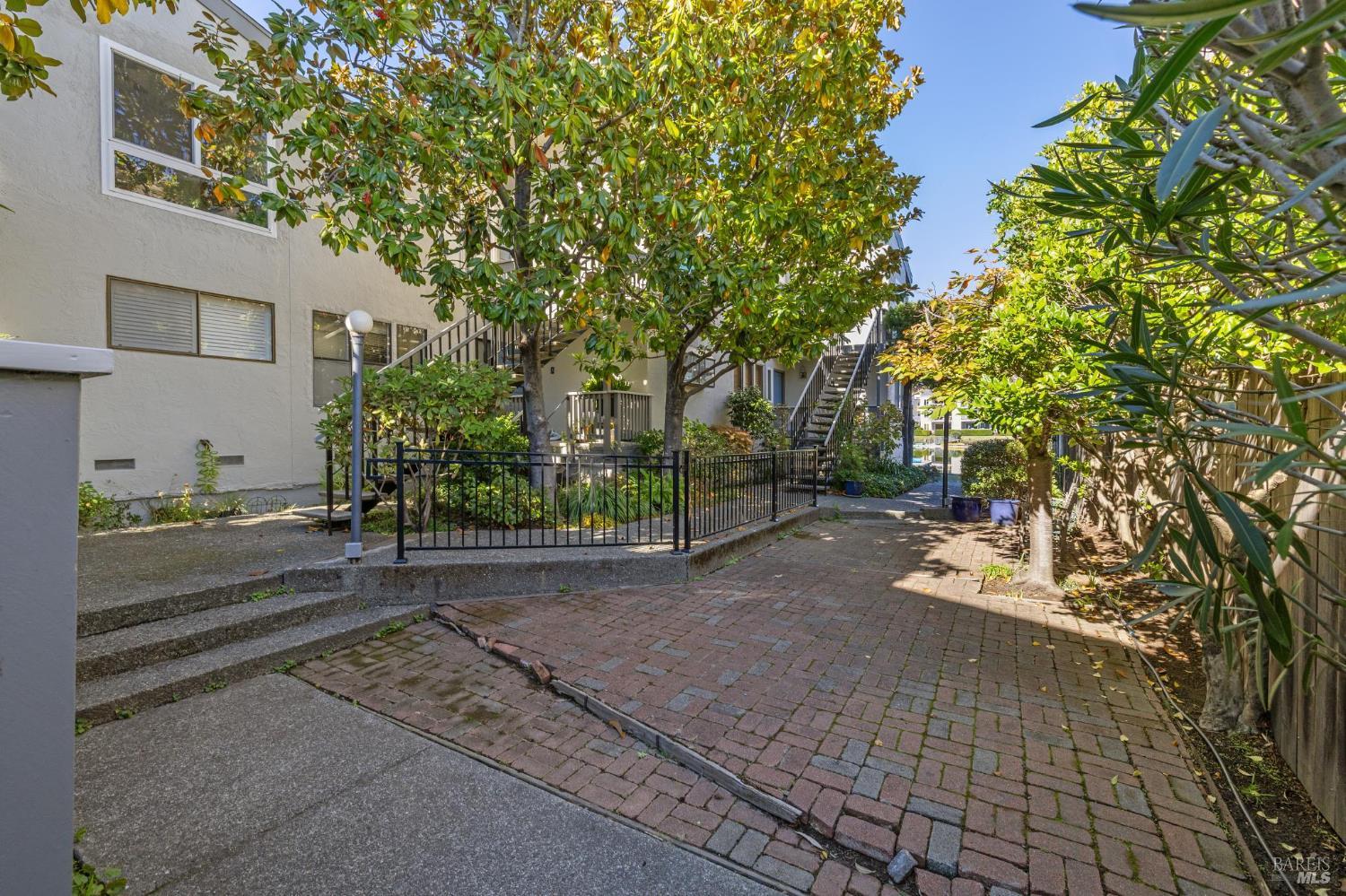 Detail Gallery Image 20 of 27 For 505 Larkspur Plaza Dr #9,  Larkspur,  CA 94939 - 2 Beds | 1 Baths