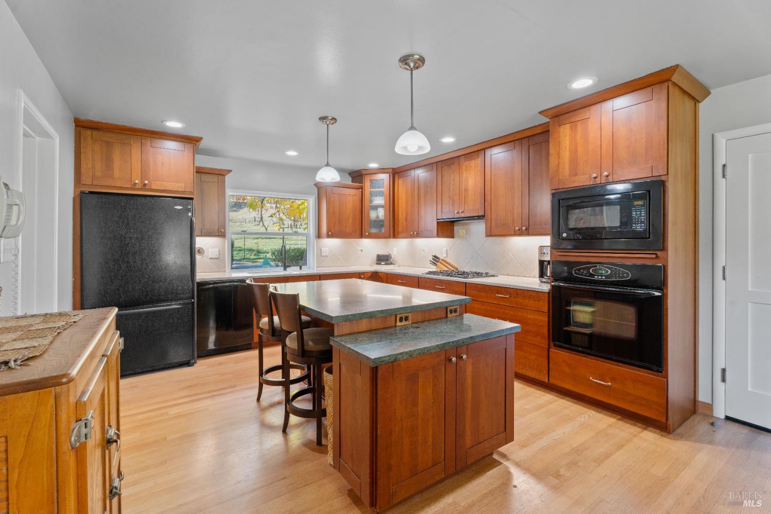 Detail Gallery Image 5 of 40 For 7420 Eastside Potter Valley Rd, Ukiah,  CA 95482 - 3 Beds | 2 Baths