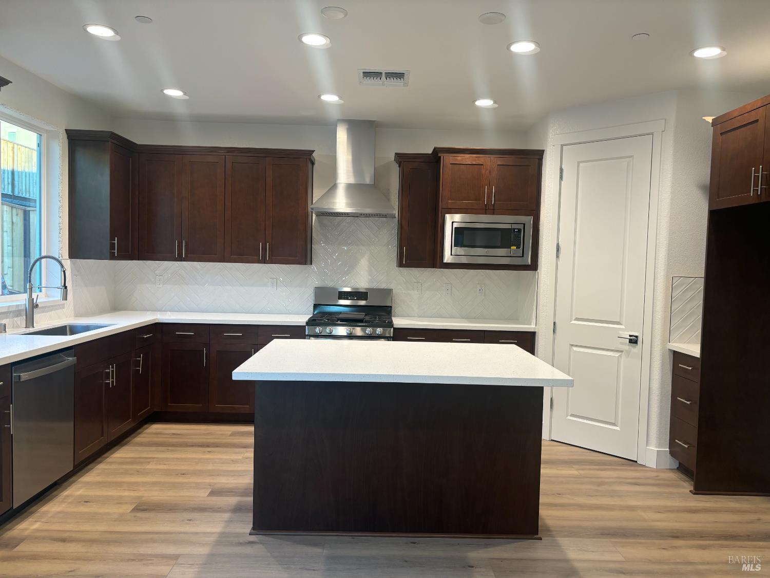 Detail Gallery Image 2 of 7 For 215 Echols Dr, Martinez,  CA 94553 - 4 Beds | 3 Baths