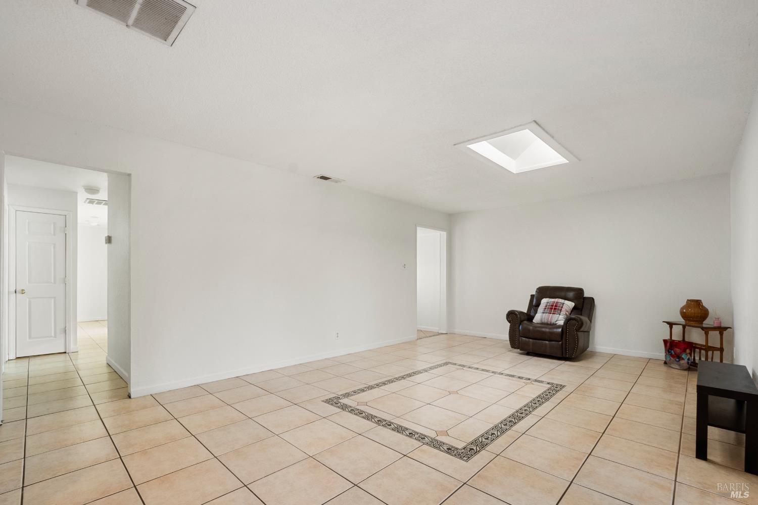 Detail Gallery Image 11 of 44 For 240 W Carolyn Dr, American Canyon,  CA 94503 - 4 Beds | 2 Baths