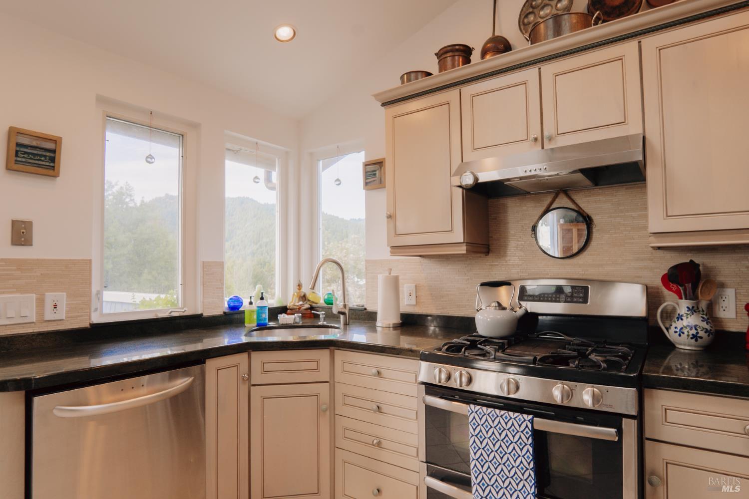 Detail Gallery Image 15 of 64 For 541 Redwood Rd, Whitethorn,  CA 95589 - 3 Beds | 2 Baths