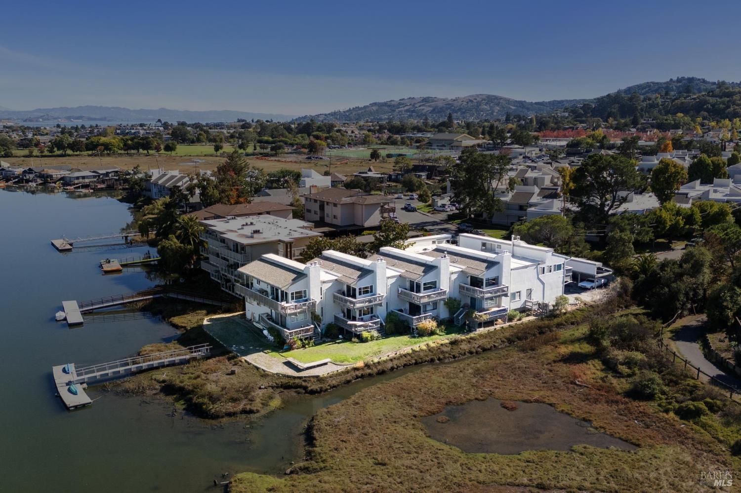 Detail Gallery Image 3 of 27 For 505 Larkspur Plaza Dr #9,  Larkspur,  CA 94939 - 2 Beds | 1 Baths