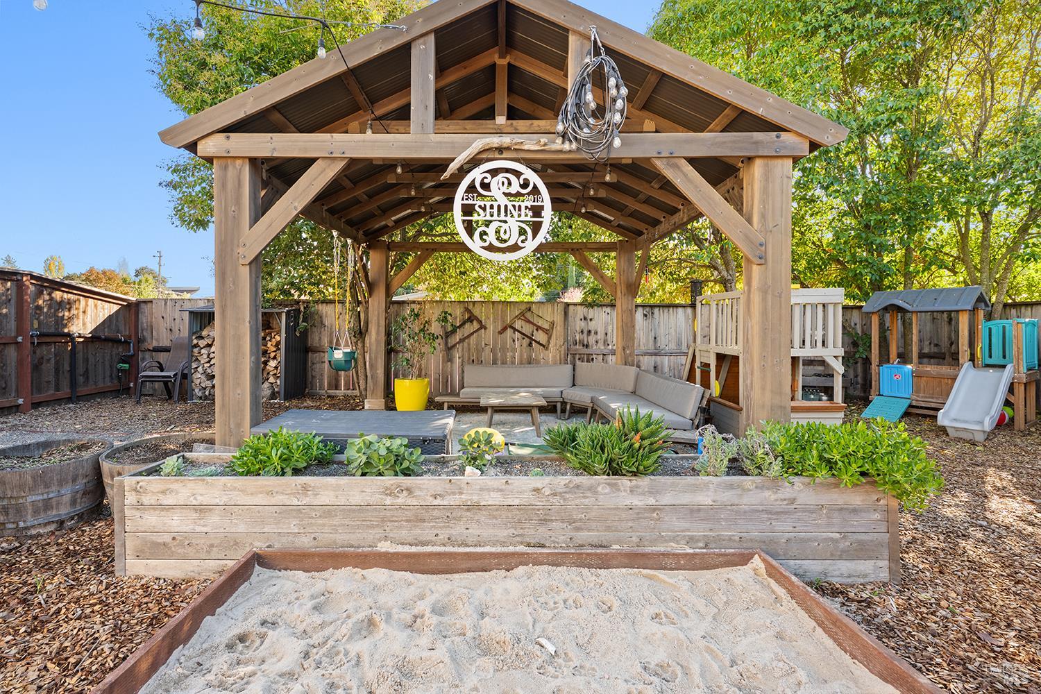 Detail Gallery Image 30 of 39 For 2595 Hardies Ln, Santa Rosa,  CA 95403 - 3 Beds | 2/1 Baths