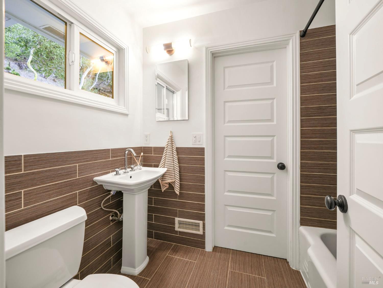 Detail Gallery Image 15 of 29 For 37 Convent Ct, San Rafael,  CA 94901 - 4 Beds | 2/1 Baths