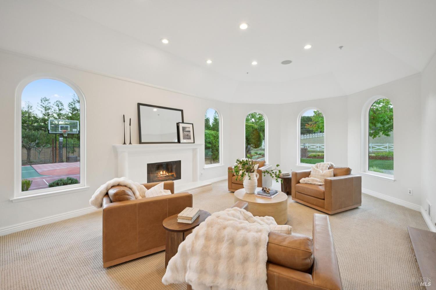 Detail Gallery Image 9 of 74 For 10 Chamberlain Ave, Novato,  CA 94947 - 5 Beds | 3/1 Baths