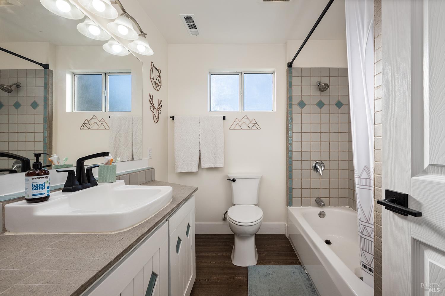 Detail Gallery Image 25 of 39 For 2595 Hardies Ln, Santa Rosa,  CA 95403 - 3 Beds | 2/1 Baths