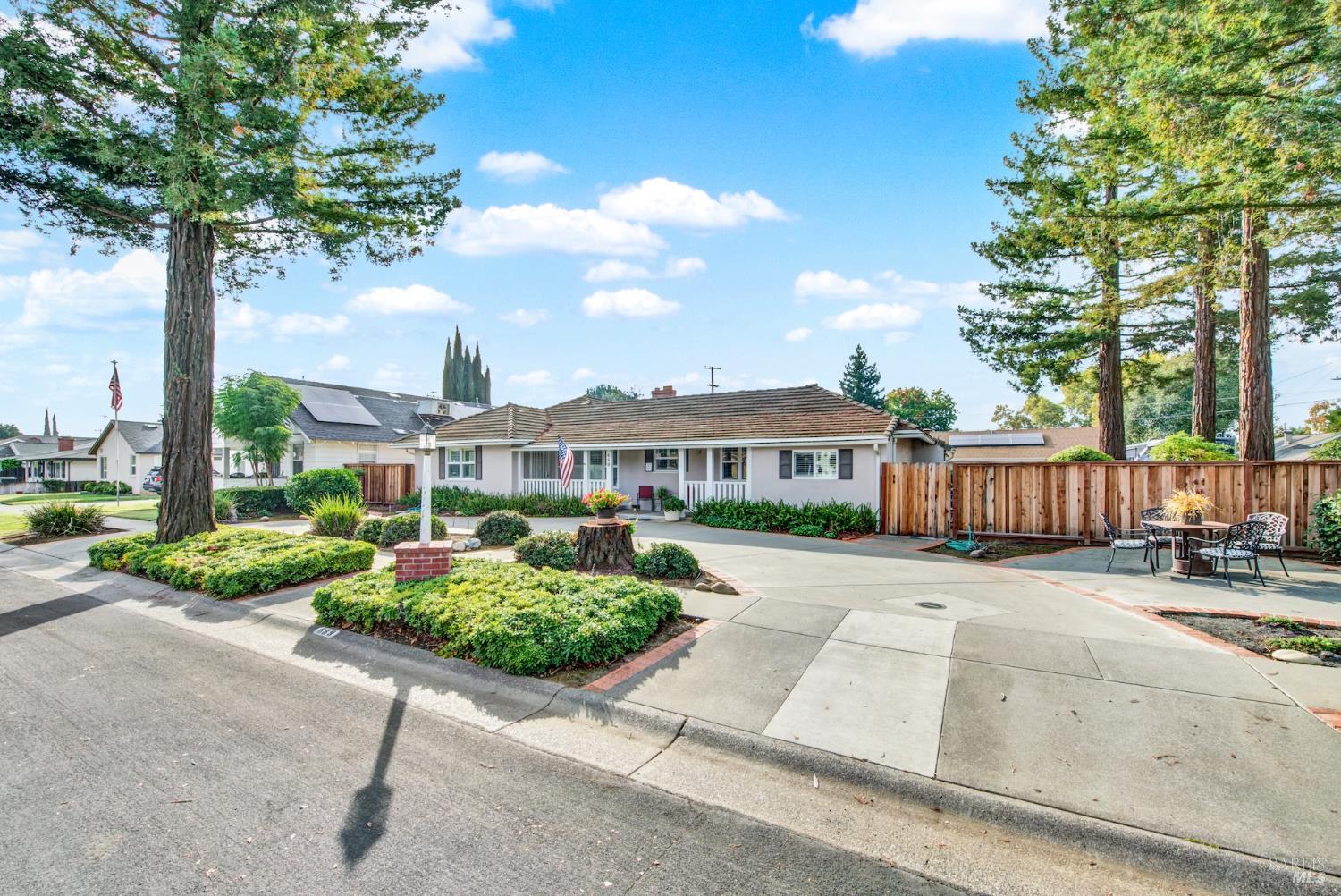 Detail Gallery Image 8 of 79 For 689 W C St, Dixon,  CA 95620 - 3 Beds | 3 Baths