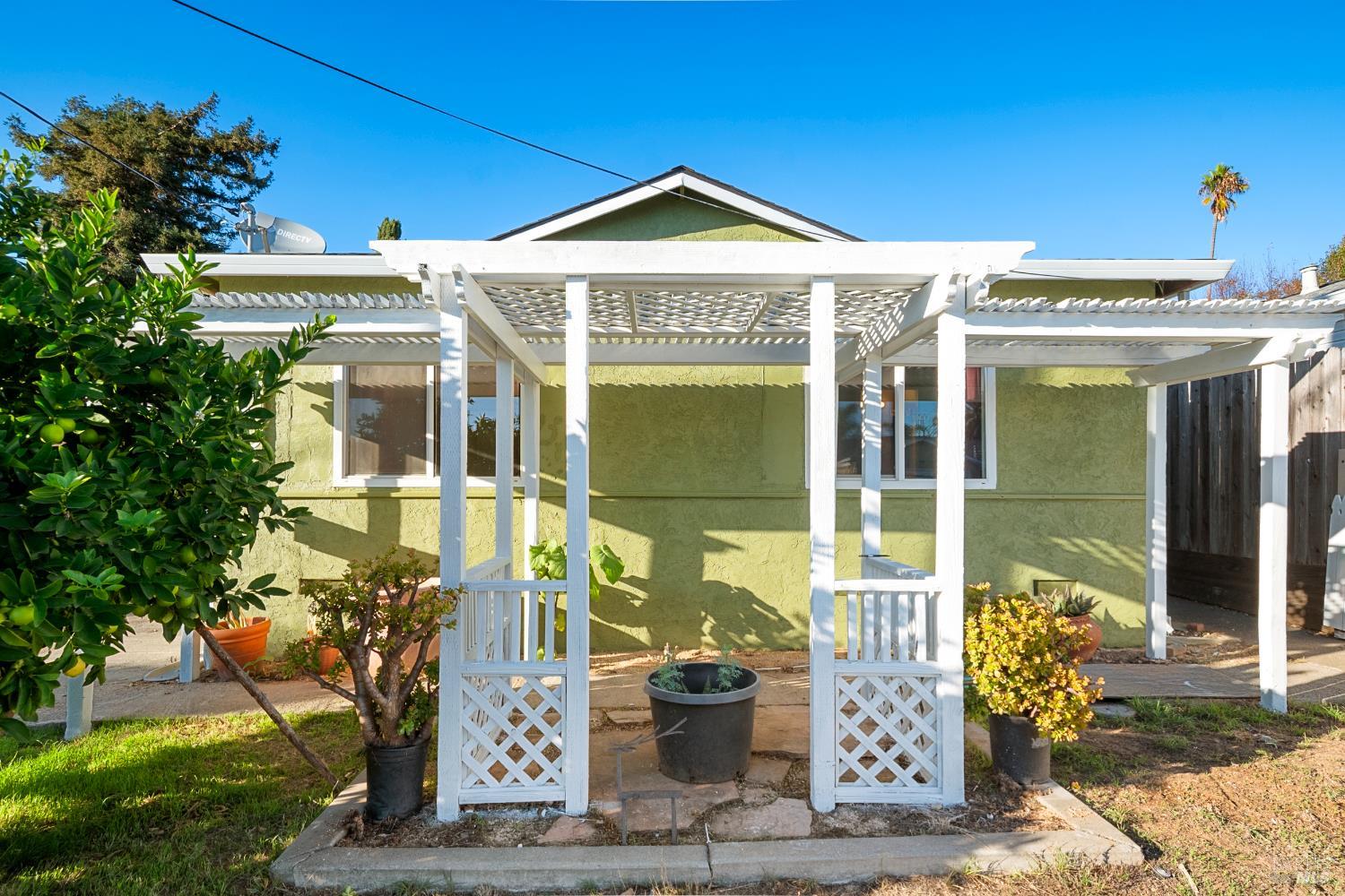 Detail Gallery Image 4 of 44 For 240 W Carolyn Dr, American Canyon,  CA 94503 - 4 Beds | 2 Baths