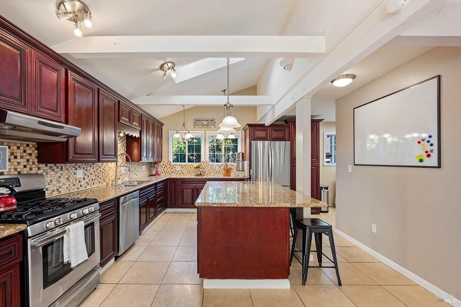 Detail Gallery Image 9 of 39 For 2595 Hardies Ln, Santa Rosa,  CA 95403 - 3 Beds | 2/1 Baths