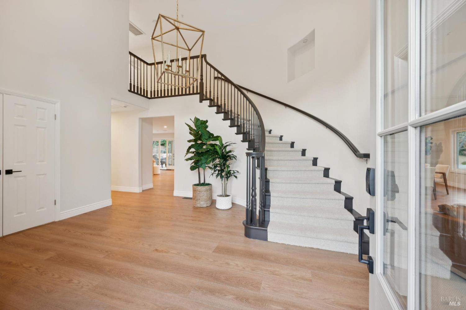 Detail Gallery Image 6 of 74 For 10 Chamberlain Ave, Novato,  CA 94947 - 5 Beds | 3/1 Baths