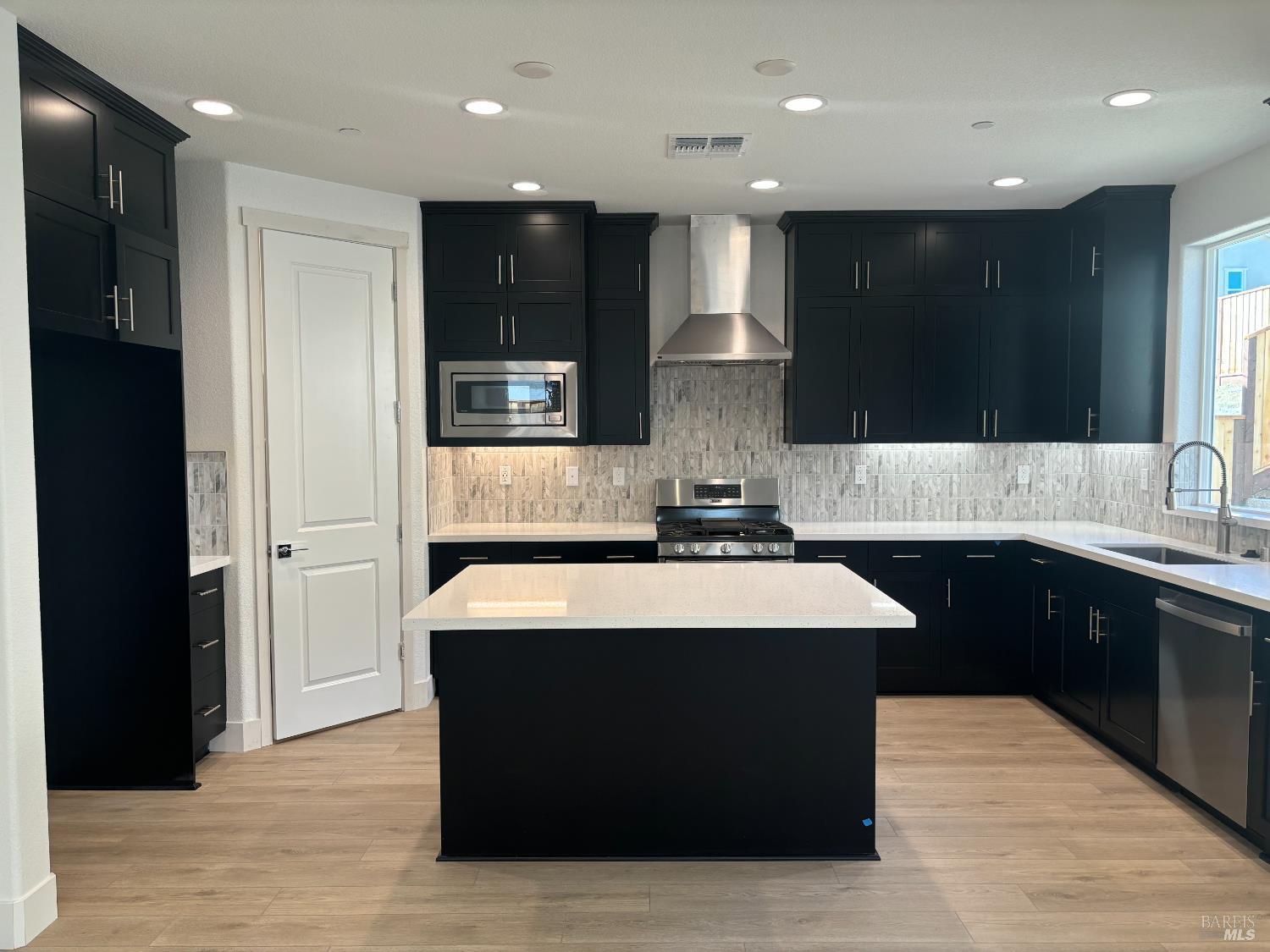 Detail Gallery Image 2 of 5 For 227 Echols Dr, Martinez,  CA 94553 - 4 Beds | 3 Baths