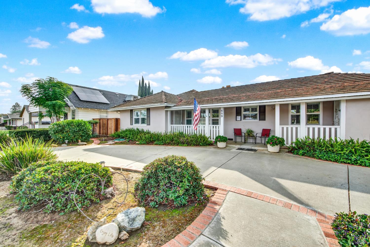 Detail Gallery Image 4 of 79 For 689 W C St, Dixon,  CA 95620 - 3 Beds | 3 Baths